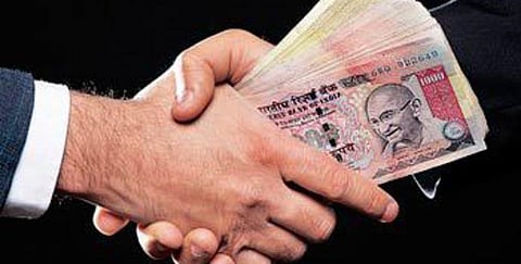 லஞ்சம் கேட்ட பறக்கும் படை அதிகாரிகள் பணியிடை நீக்கம்