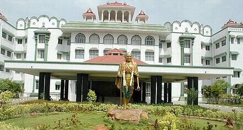 ஆசிரியர் தேர்வு வாரியத் தலைவர் பதிலளிக்க உயர்நீதிமன்றம் உத்தரவு