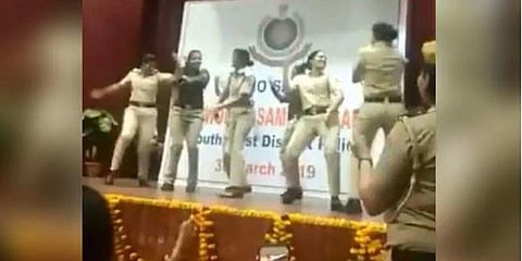 குத்து பாடலுக்கு நடனமாடிய பெண் போலீஸ்கள் : சர்ச்சை வீடியோ