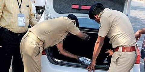 பூஜை பொருட்கள் பறிமுதல் - பறக்கும் படை அதிரடி