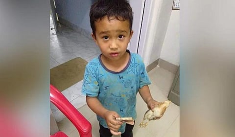 கோழிக் குஞ்சை காப்பாற்ற மனிதத்தை வெளிப்படுத்திய சிறுவன் !