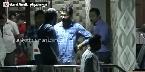 வாக்காளர்களுக்கு பணம் ? - அதிமுக பிரமுகர் வீட்டில் சோதனை