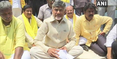 தெலுங்கு தேசம் வேட்பாளர்கள் வீடுகளில் சோதனை: சந்திரபாபு நாயுடு தர்ணா!