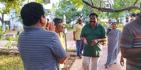 செல்லூர் ராஜுவிடம் வாக்கு சேகரித்த சிபிஎம் வேட்பாளர்