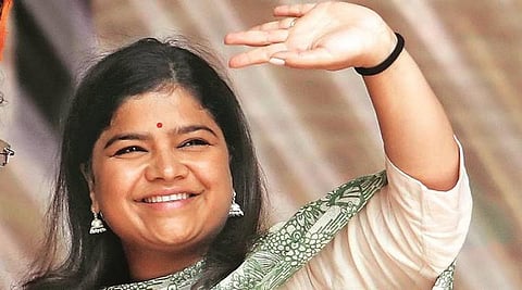 வேட்பு மனுவில் சொத்து மதிப்பு குறைந்ததாக தெரிவித்த பூனம் மகாஜன்