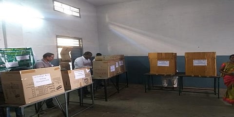 தபால் வாக்குகளை செலுத்திய ஆசிரியர்கள்