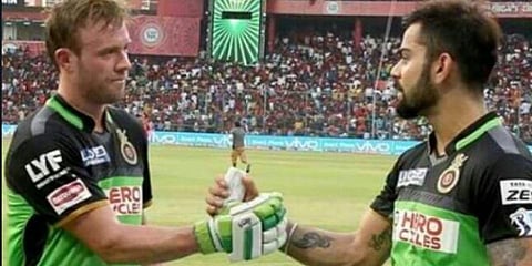 டாஸ் வென்ற டெல்லி : பச்சை நிற ஜெர்சி ராசியாகுமா பெங்களூருக்கு ?