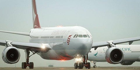 நடுவானில் விமான என்ஜினில் புகை: ஹாங்காங் விமானம் அவசர தரையிறக்கம்!