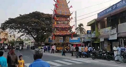 பாகலூர் மாரியம்மன் கோயில் தேரை சிறைபிடித்த போலீசார்