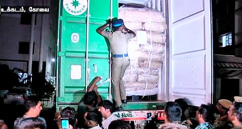 தறிகெட்டு ஓடிய கண்டெய்னர் லாரி... கட்டுக்கட்டாக பணமா..?