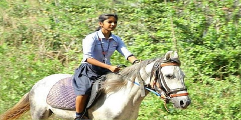 குதிரையில் சவாரி செய்து தேர்வு எழுதச் சென்ற கேரள மாணவி ! வைரலாகும் வீடியோ