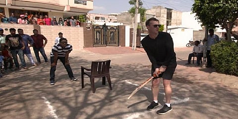 ''பிளாஸ்டிக் நாற்காலி தான் நமக்கு ஸ்டெம்ப்'' - ரோட்டு கிரிக்கெட் விளையாடிய பிரட் லீ