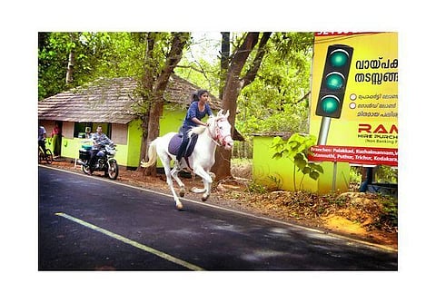 ஜான்சி ராணி போல நானும் குதிரை சவாரி செய்வேன் சாதித்துக் காட்டிய கேரள மாணவி