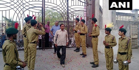 மலர் தூவி வாக்காளர்களை வரவேற்ற மாணவர்கள்!