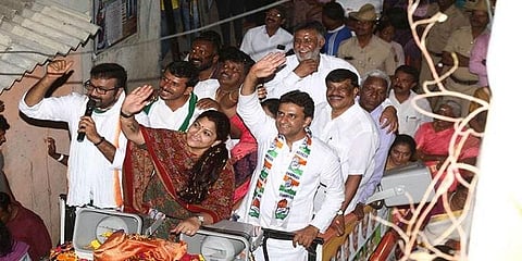 பரப்புரையில் தவறாக நடக்க முயன்ற இளைஞர் - கன்னத்தில் அறைந்த குஷ்பு