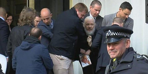 பல நாடுகளை திணறடித்த ‘விக்கி லீக்ஸ்’ நிறுவனர் லண்டனில் கைது