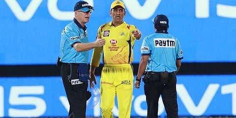 நோ பால் சர்ச்சை - எல்லை மீறி சென்று வாக்குவாதத்தில் ஈடுபட்ட கேப்டன் கூல் - தோனி