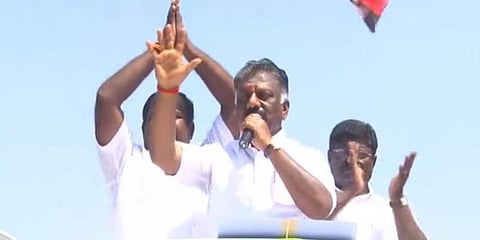 “ஜெயலலிதா தெய்வமாக இருந்து பார்ப்பதால், பயந்துகொண்டு செயல்படுகிறோம்” - ஓபிஎஸ் பேச்சு