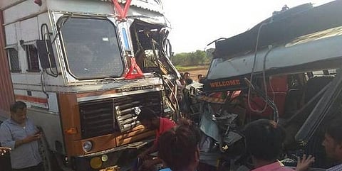 லாரி - மினி வேன் மோதல்: 7 பேர் உயிரிழப்பு