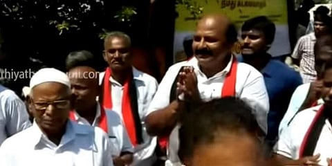 பள்ளிவாசல் அருகே வரிசையில் நின்று வாக்குசேகரித்த அரசியல் கட்சியினர்