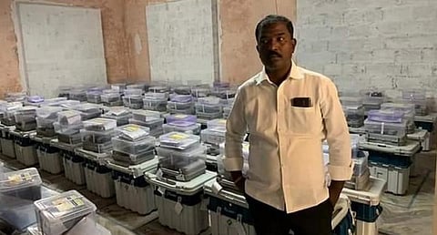 வாக்குப்பதிவு இயந்திரங்கள் அறையில் புகைப்படம் எடுத்தவர் கைது