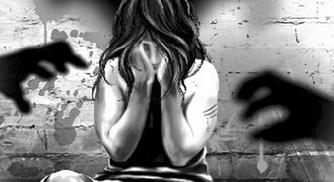 பள்ளிச் சிறுமிக்கு நேர்ந்த விநோத கொடுமை: இருவர் மாயம்