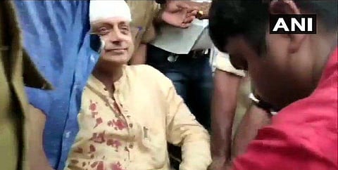 துலாபாரத்தின் போது தராசு அறுந்து விழுந்து சசி தரூர் படுகாயம்!