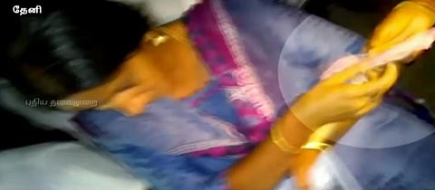 தேனி தொகுதியில் அதிமுகவினர் பணப்பட்டுவாடா?