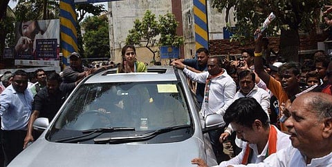 பாஜக- காங். தொண்டர்கள் மோதல்: நடிகை ஊர்மிளாவுக்கு பாதுகாப்பு