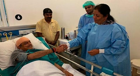 காங். எம்பி சசி தரூரை நலம் விசாரித்த பாஜக அமைச்சர் நிர்மலா சீத்தாராமன்