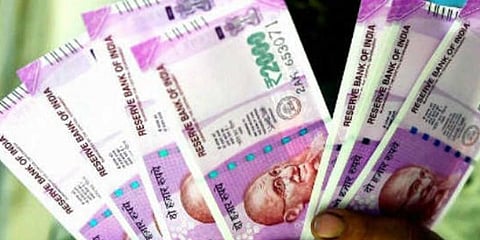 வாக்காளர்களுக்கு பணப்பட்டுவாடா செய்த அதிமுக பிரமுகர் கைது