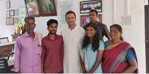 ஐஏஎஸ் தேர்வில் வெற்றிப் பெற்ற பழங்குடிப் பெண்ணை சந்தித்த ராகுல்