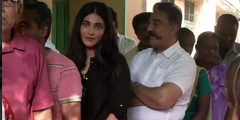 வாக்குப்பதிவு எந்திரம் பழுது: கமல்ஹாசன், ஸ்ருதி காத்திருப்பு