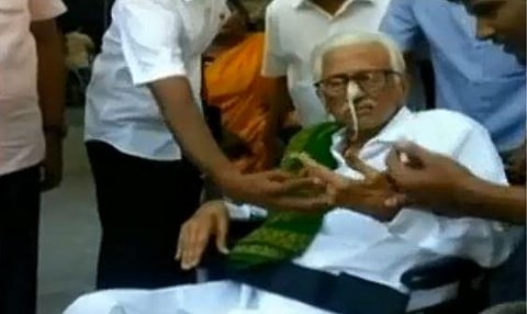 வீல் சேரில் வந்து வாக்களித்தார் திமுக பொதுச்செயலாளர் அன்பழகன்
