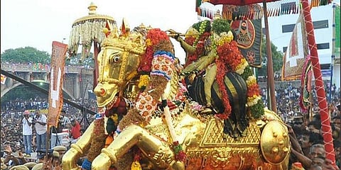 வைகை ஆற்றில் இறங்கினார் கள்ளழகர் : லட்சக்கணக்கான பக்தர்கள் தரிசனம்