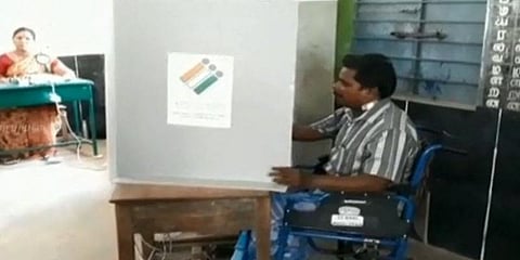 ஆம்புலன்ஸில் சென்று ஜனநாயக கடமை ஆற்றிய இருதய நோயாளி