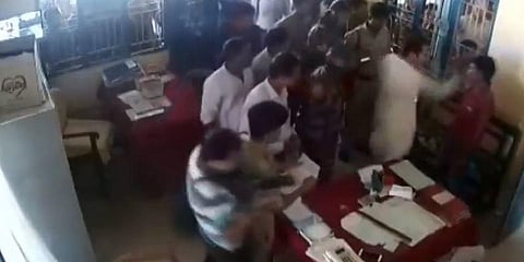 அக்காவை தாக்க முயன்றவருக்கு காவல்நிலையத்தில் பளார்விட்ட காங்கிரஸ் தலைவர்