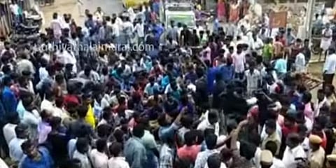 பொன்பரப்பியில் வீடுகள் சூறை - நடவடிக்கை கோரி சாலை மறியல்