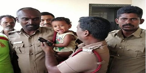 கதறிய குழந்தை...பறிதவித்த தாய்.. பத்திரமாக மீட்ட தீயணைப்பு துறை !