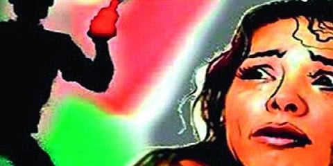 பாலியல் வன்கொடுமையை எதிர்த்த மாணவி மீது ஆசிட் வீச்சு