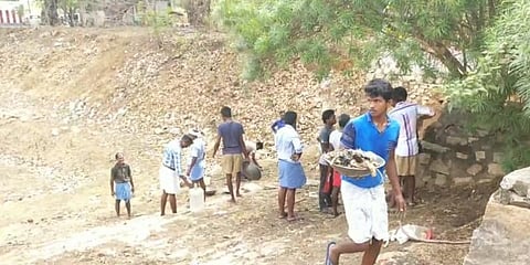 ஆண்டுக்கு ஒரு முறை கிராமத்தை தூய்மைப்படுத்தும் இளைஞர்கள் !