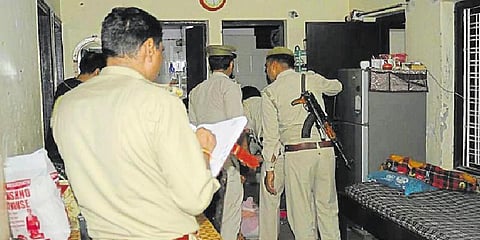 மனைவி குழந்தைகளை கொன்று வாட்ஸ்அப்பில் ஒப்புக்கொண்ட இளைஞர் !