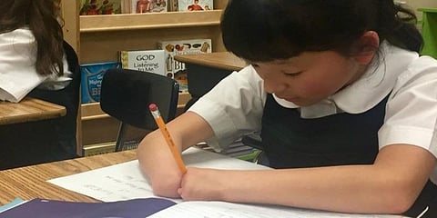 கையில்லா சாராவின் அழகிய கையெழுத்து