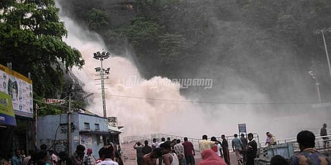 குற்றால அருவிகளில் நீர் வரத்து அதிகரிப்பு: பயணிகள் மகிழ்ச்சி