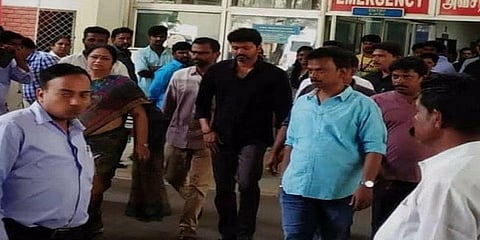 படப்பிடிப்பின்போது படுகாயமடைந்த ஊழியர் : மருத்துவமனைக்கு நேரில் சென்று விஜய் ஆறுதல்