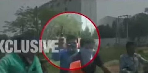 பேரணியில் பயங்கர துப்பாக்கியுடன் வந்த திரிணாமூல் தொண்டர் - வீடியோ காட்சி