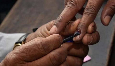 அறுவை சிகிச்சையை பொருட்படுத்தாமல் தனது வாக்கை பதிவு செய்த முன்னாள் ராணுவ வீரர் !