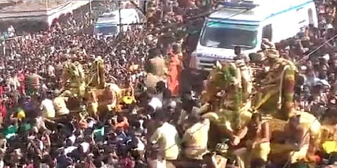 ஆம்புலன்சுக்கு வழிவிட்டு ஒதுங்கி நின்ற மதுரை கள்ளழகர் - வைரல் வீடியோ!