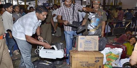 இலங்கை குண்டுவெடிப்பு எதிரொலி ! சென்னை ரயில் நிலையங்களில் தீவிர சோதனை