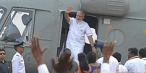 மோடி ஹெலிகாப்டரில் சோதனை செய்த அதிகாரியின் இடைநீக்கத்துக்கு தடை!